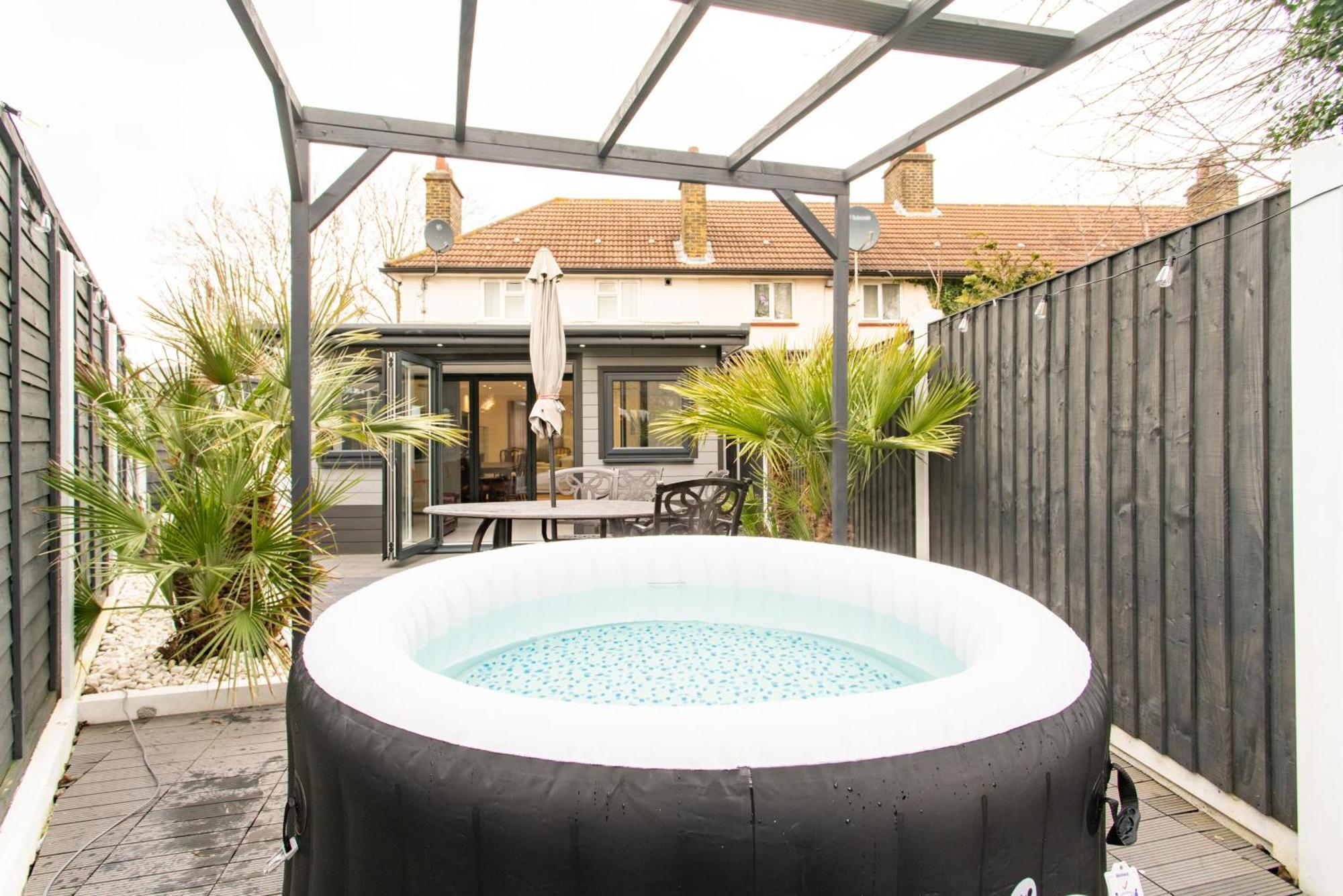 Modern 2Bed Pad W/ Hot Tub Villa Barking  Exterior photo