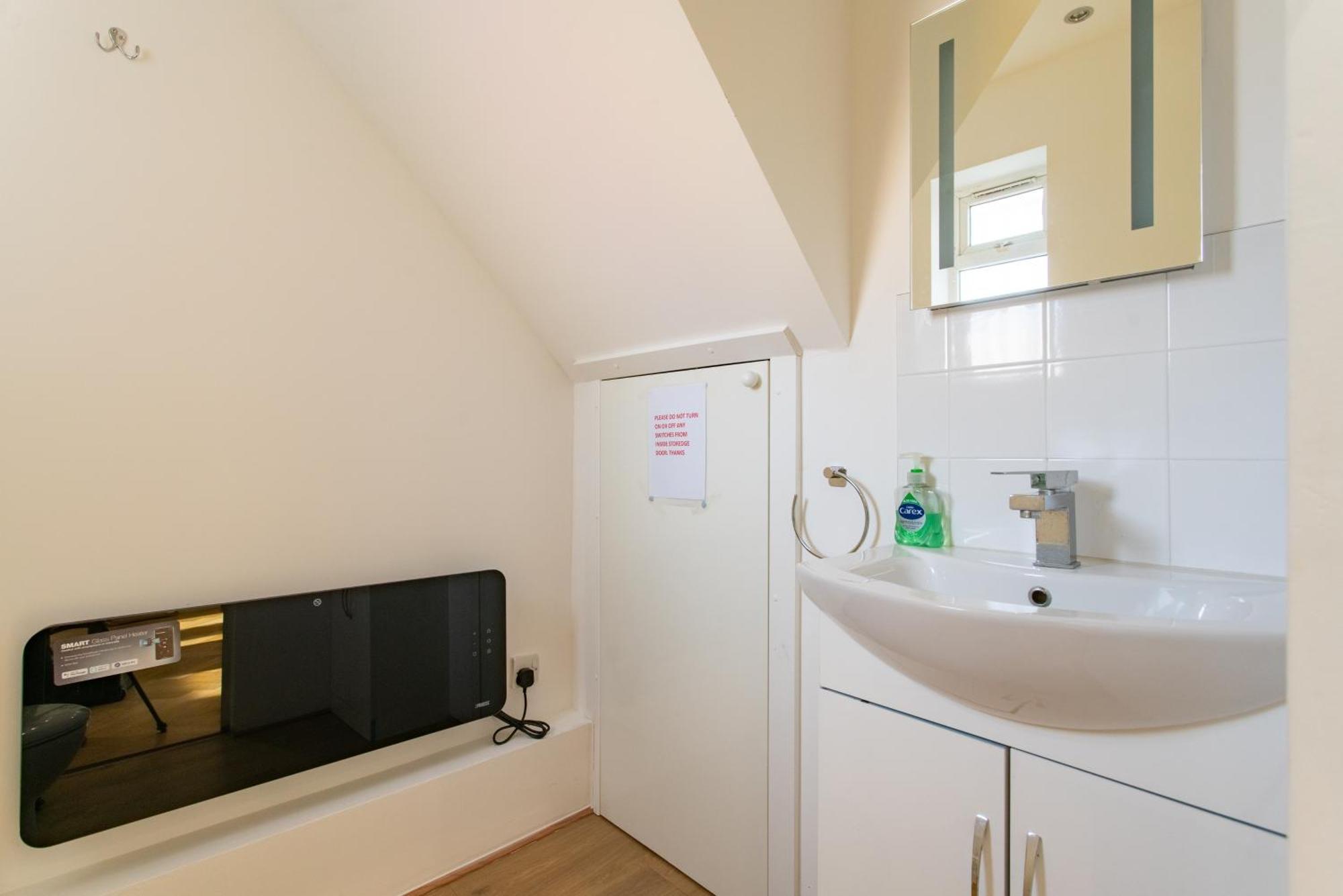 Modern 2Bed Pad W/ Hot Tub Villa Barking  Exterior photo