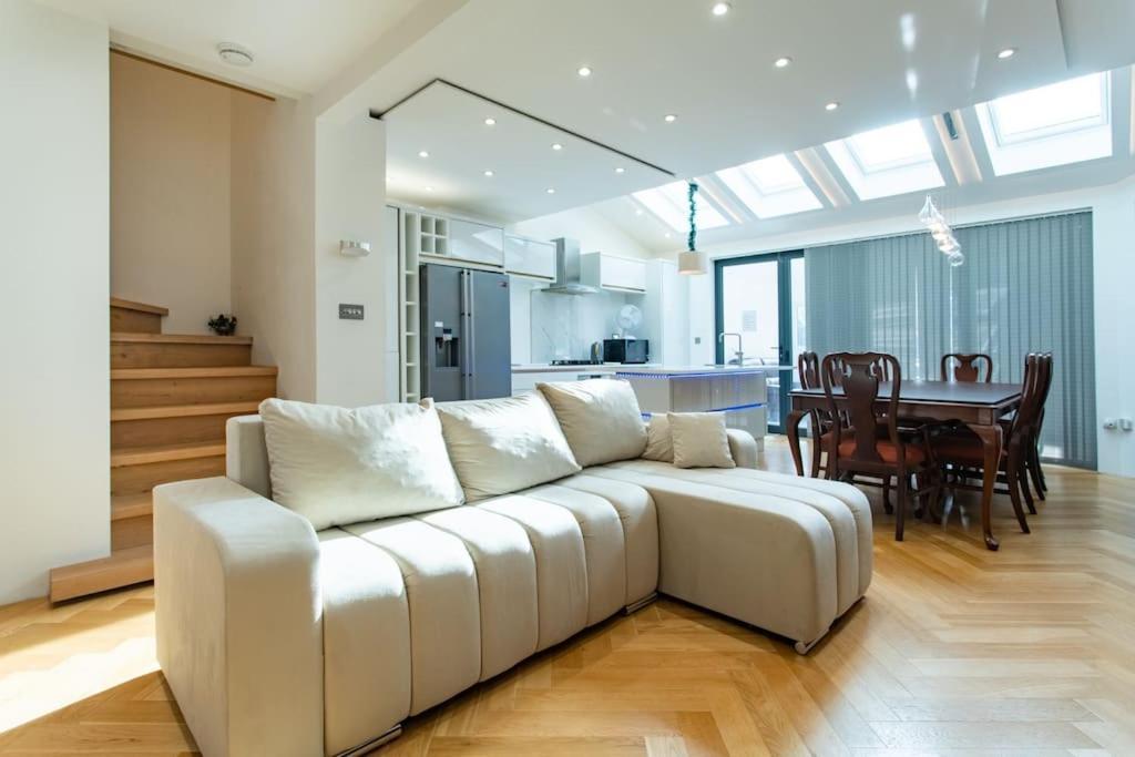 Modern 2Bed Pad W/ Hot Tub Villa Barking  Exterior photo